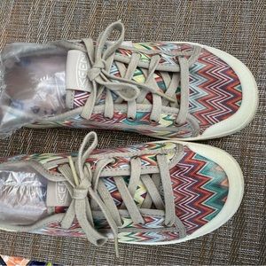 KEEN Elsa V Sneaker Style 1026104 Chevron/Star White size 9